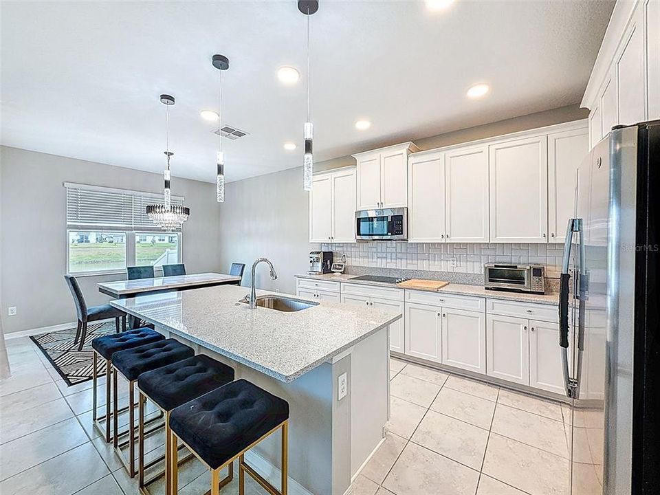 合同活跃: $2,700 (4 贝兹, 3 浴室, 2207 平方英尺)