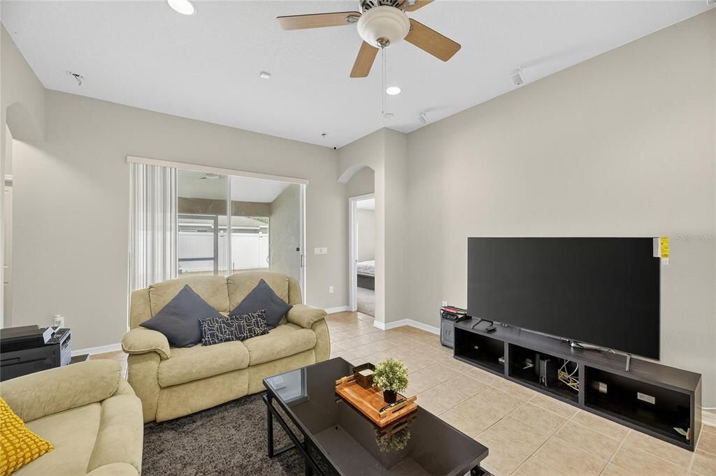 На продажу: $425,000 (4 спален, 2 ванн, 1965 Квадратных фут)