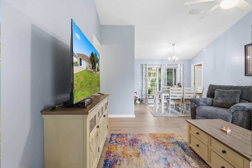 На продажу: $240,000 (2 спален, 2 ванн, 1232 Квадратных фут)