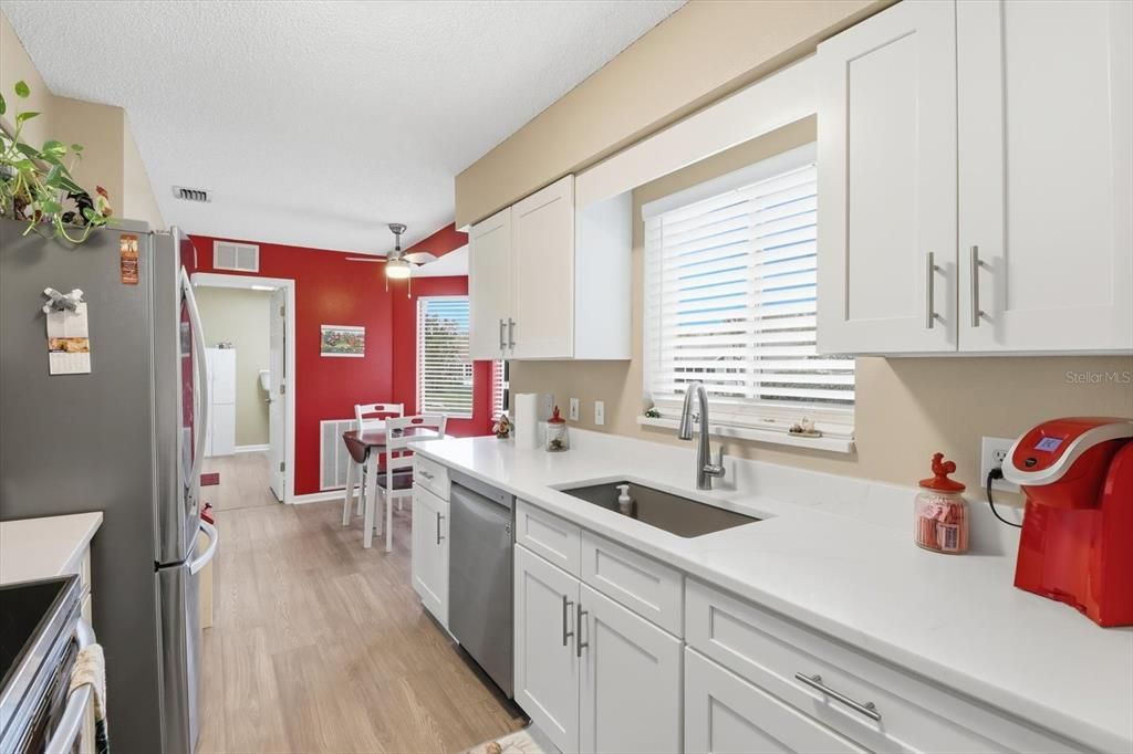 На продажу: $240,000 (2 спален, 2 ванн, 1232 Квадратных фут)