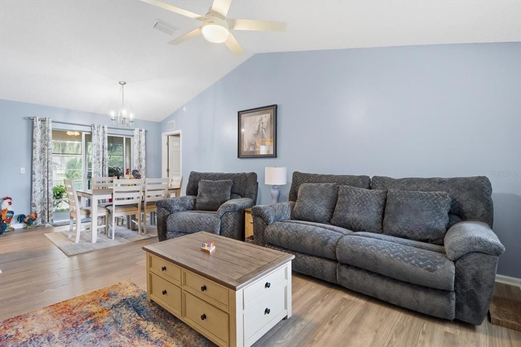 На продажу: $240,000 (2 спален, 2 ванн, 1232 Квадратных фут)