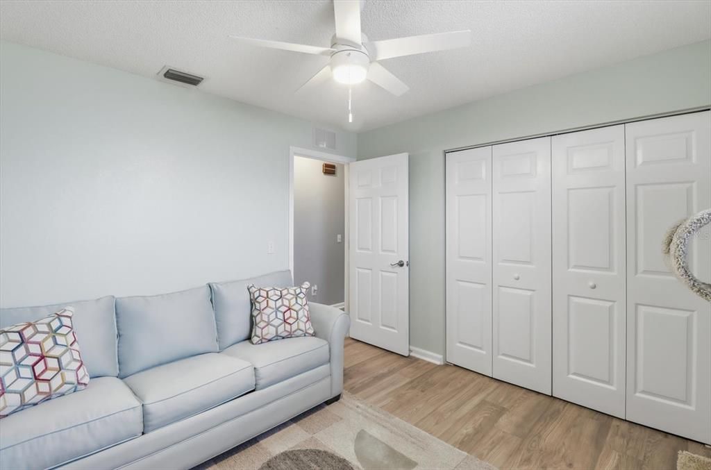 На продажу: $240,000 (2 спален, 2 ванн, 1232 Квадратных фут)