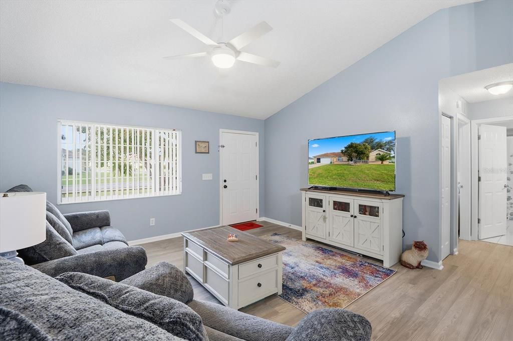 На продажу: $240,000 (2 спален, 2 ванн, 1232 Квадратных фут)