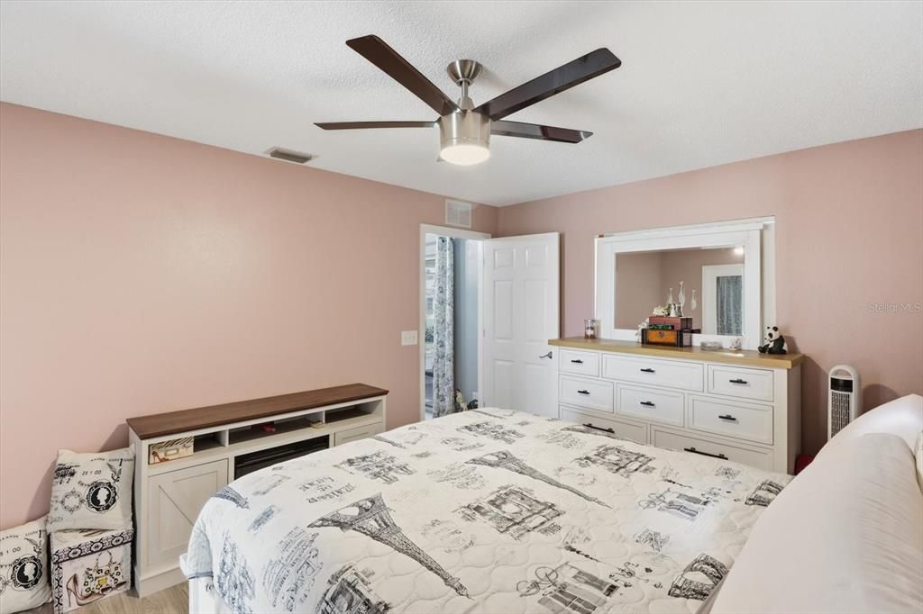 На продажу: $240,000 (2 спален, 2 ванн, 1232 Квадратных фут)