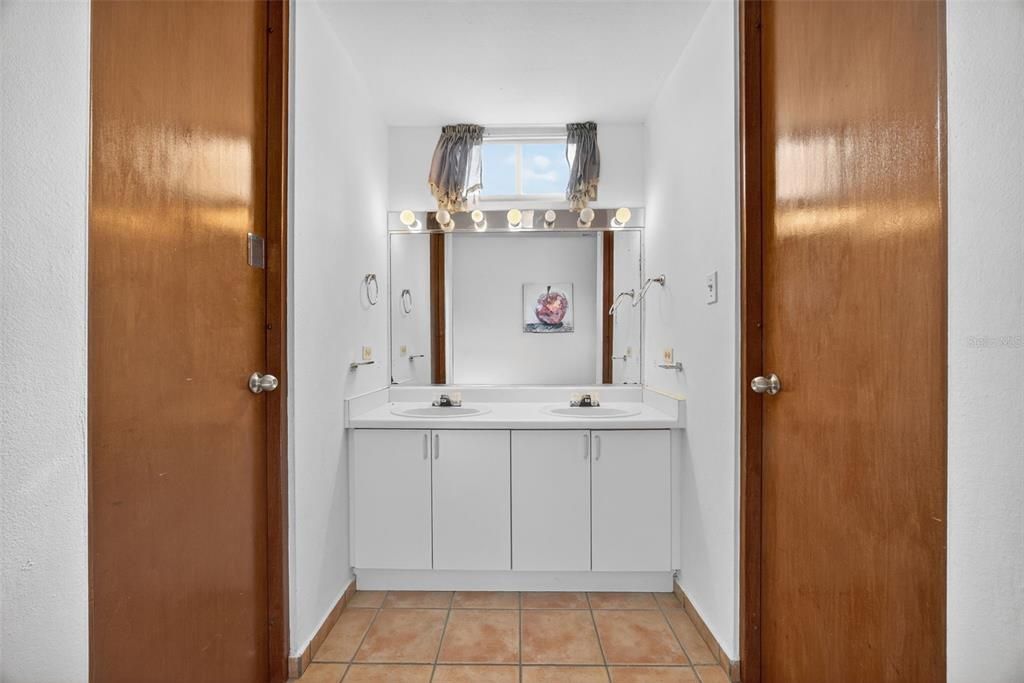 For Sale: $285,000 (3 beds, 2 baths, 1378.45 Square Feet)