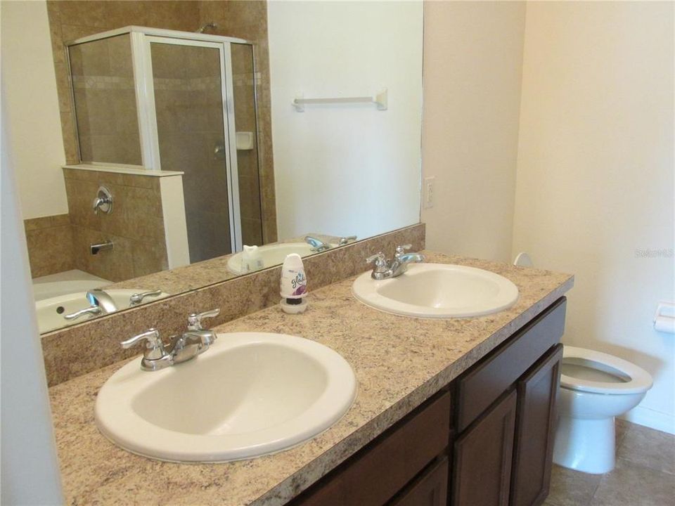 For Rent: $2,350 (4 beds, 2 baths, 1948 Square Feet)