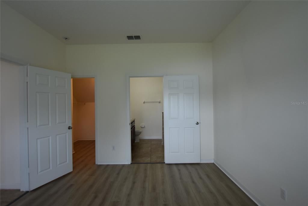 For Rent: $2,350 (4 beds, 2 baths, 1948 Square Feet)