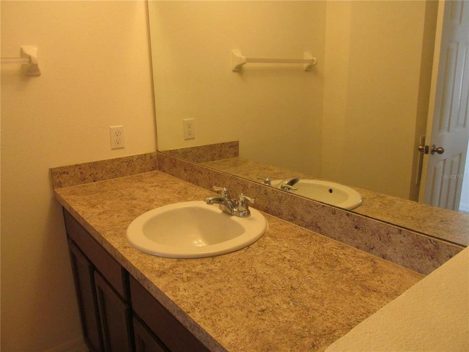 For Rent: $2,350 (4 beds, 2 baths, 1948 Square Feet)