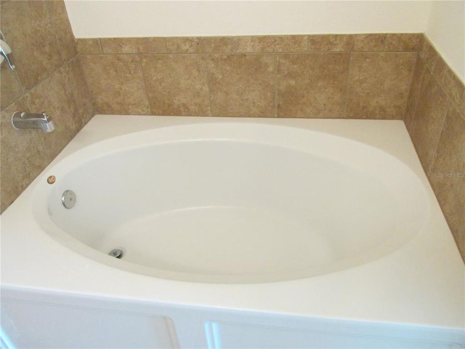 For Rent: $2,350 (4 beds, 2 baths, 1948 Square Feet)