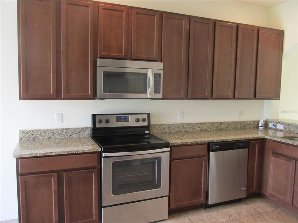 For Rent: $2,350 (4 beds, 2 baths, 1948 Square Feet)