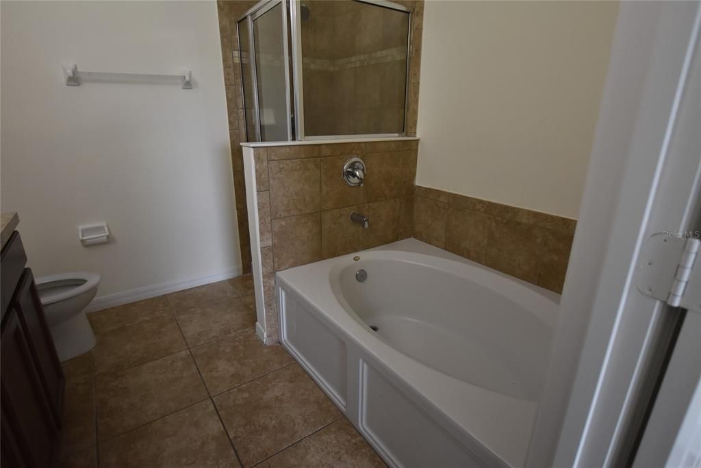 For Rent: $2,350 (4 beds, 2 baths, 1948 Square Feet)