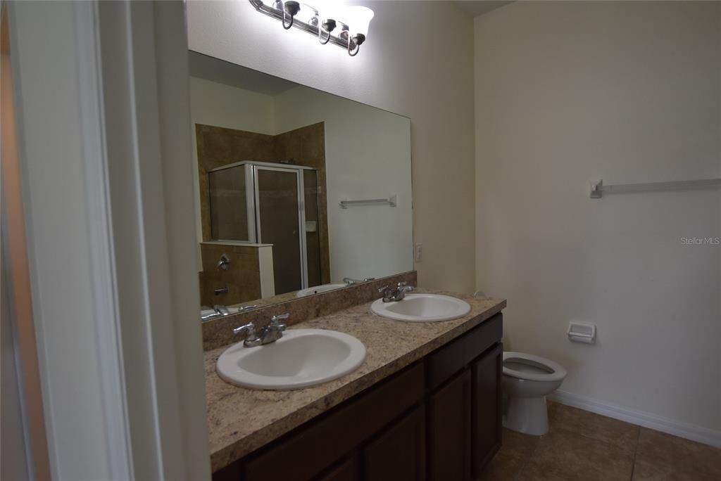 For Rent: $2,350 (4 beds, 2 baths, 1948 Square Feet)