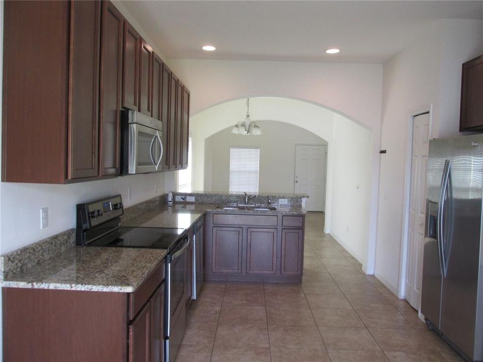 For Rent: $2,350 (4 beds, 2 baths, 1948 Square Feet)