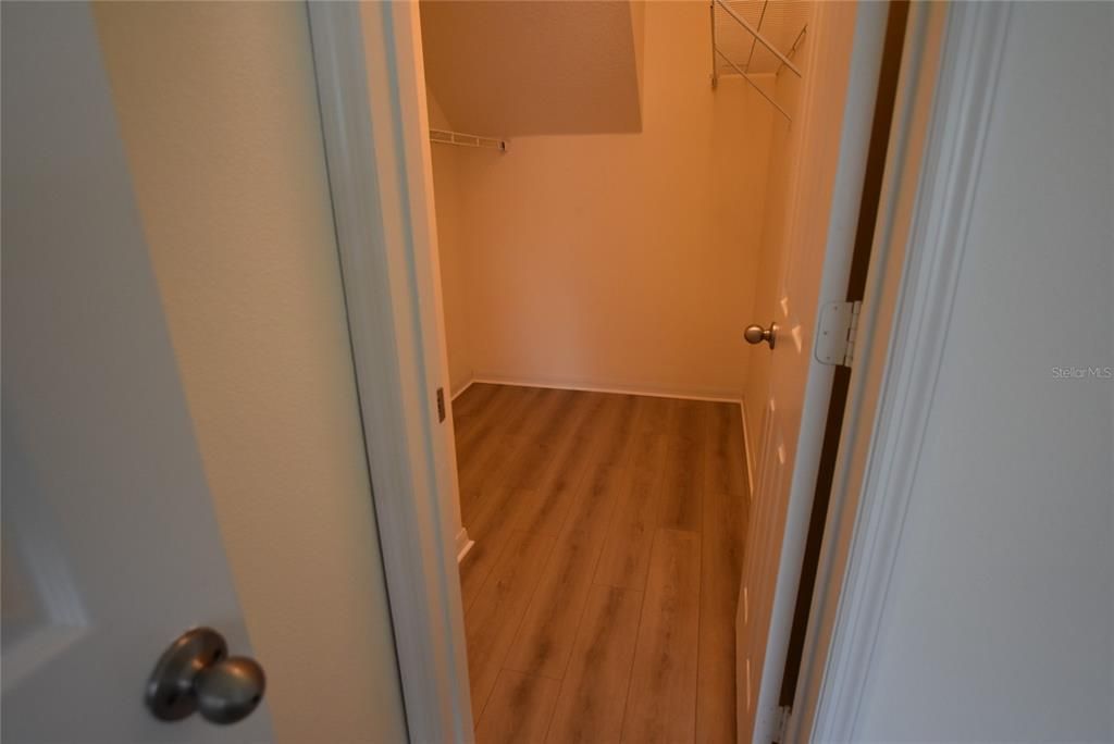 For Rent: $2,350 (4 beds, 2 baths, 1948 Square Feet)