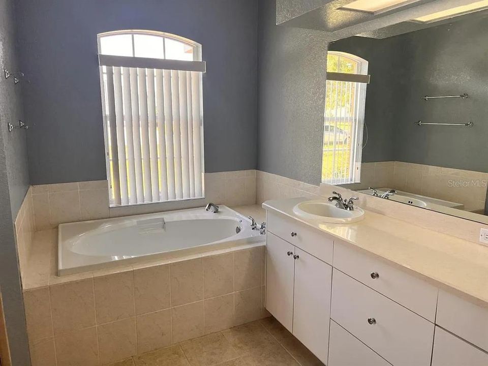 For Sale: $329,900 (3 beds, 2 baths, 2122 Square Feet)