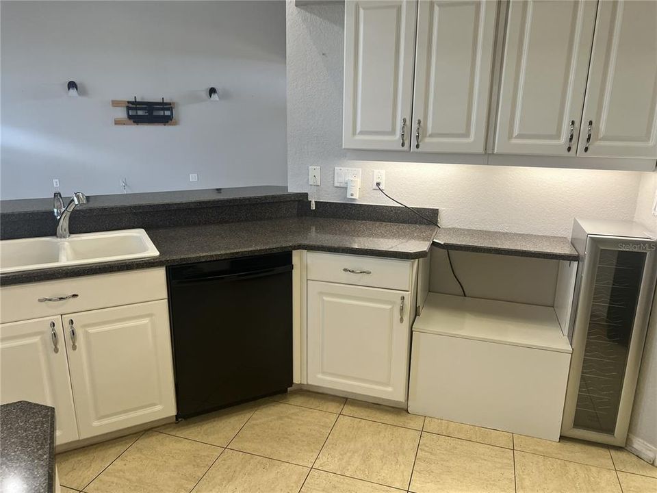 For Sale: $329,900 (3 beds, 2 baths, 2122 Square Feet)
