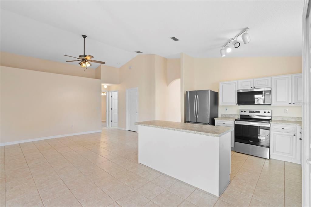 合同活跃: $388,000 (3 贝兹, 2 浴室, 1790 平方英尺)