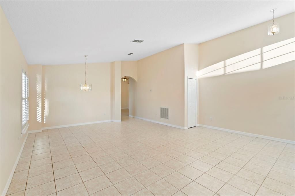 合同活跃: $388,000 (3 贝兹, 2 浴室, 1790 平方英尺)