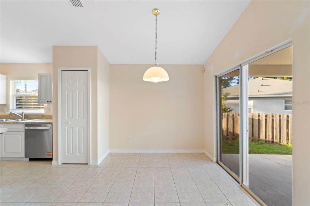 合同活跃: $388,000 (3 贝兹, 2 浴室, 1790 平方英尺)