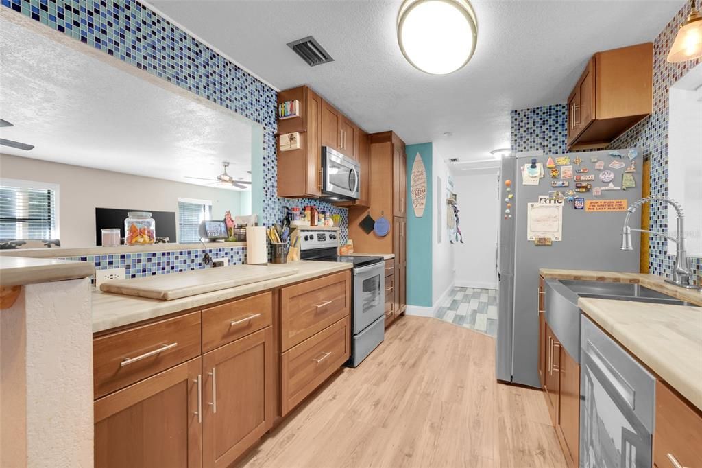 For Sale: $650,000 (6 beds, 3 baths, 3164 Square Feet)