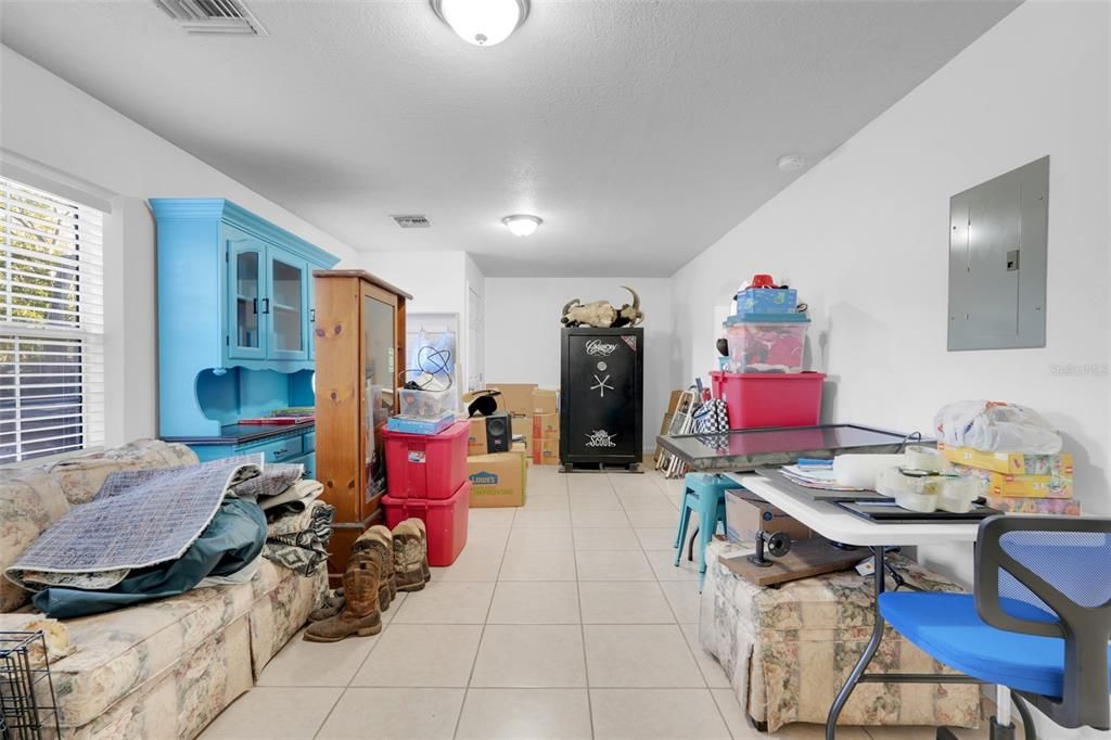 For Sale: $650,000 (6 beds, 3 baths, 3164 Square Feet)