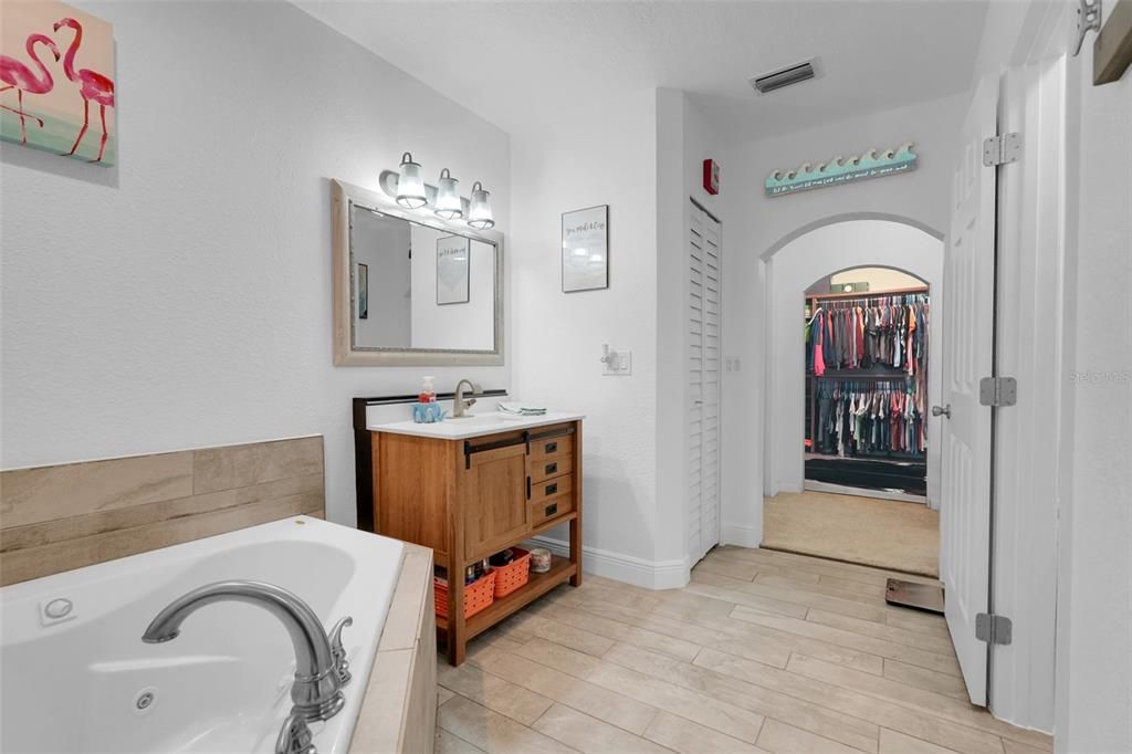 For Sale: $650,000 (6 beds, 3 baths, 3164 Square Feet)