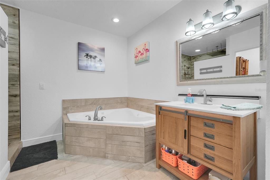 For Sale: $650,000 (6 beds, 3 baths, 3164 Square Feet)