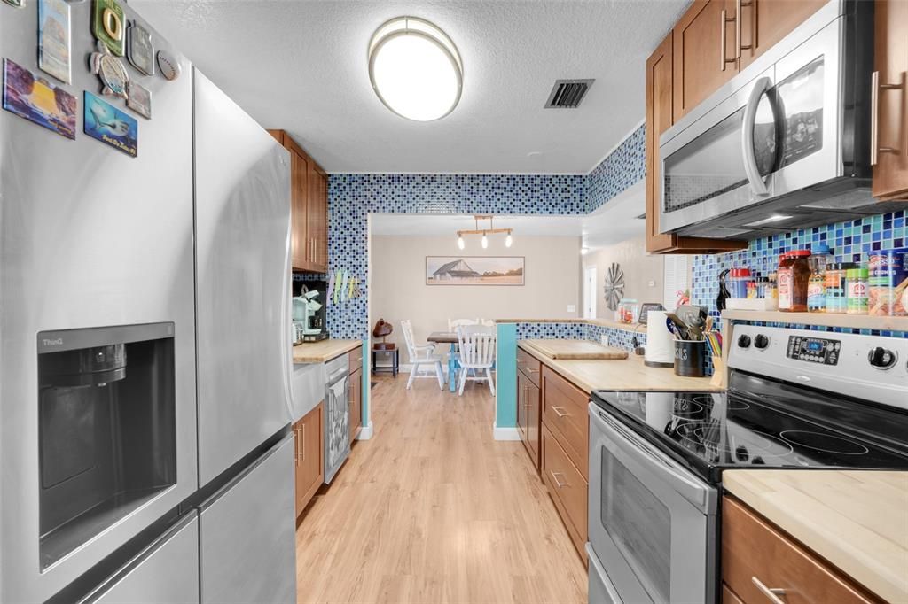 For Sale: $650,000 (6 beds, 3 baths, 3164 Square Feet)