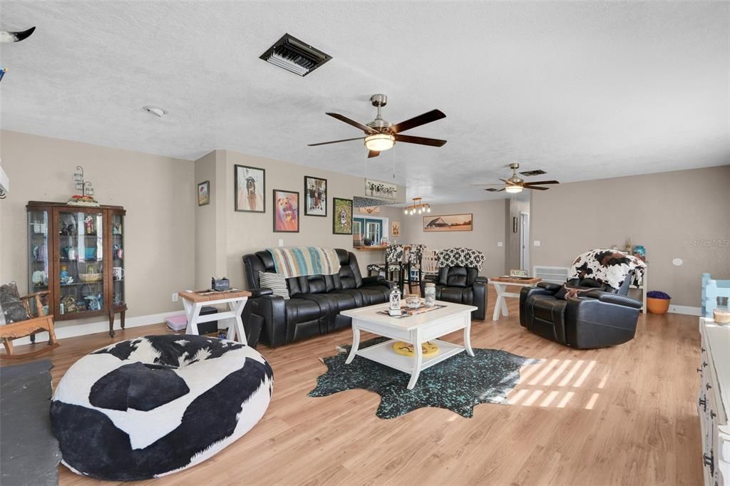 For Sale: $650,000 (6 beds, 3 baths, 3164 Square Feet)