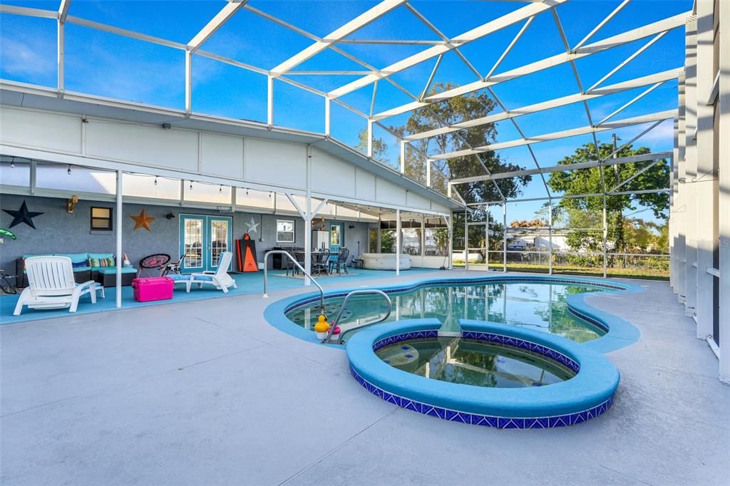 For Sale: $650,000 (6 beds, 3 baths, 3164 Square Feet)