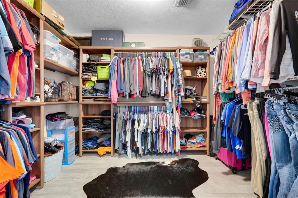 For Sale: $650,000 (6 beds, 3 baths, 3164 Square Feet)