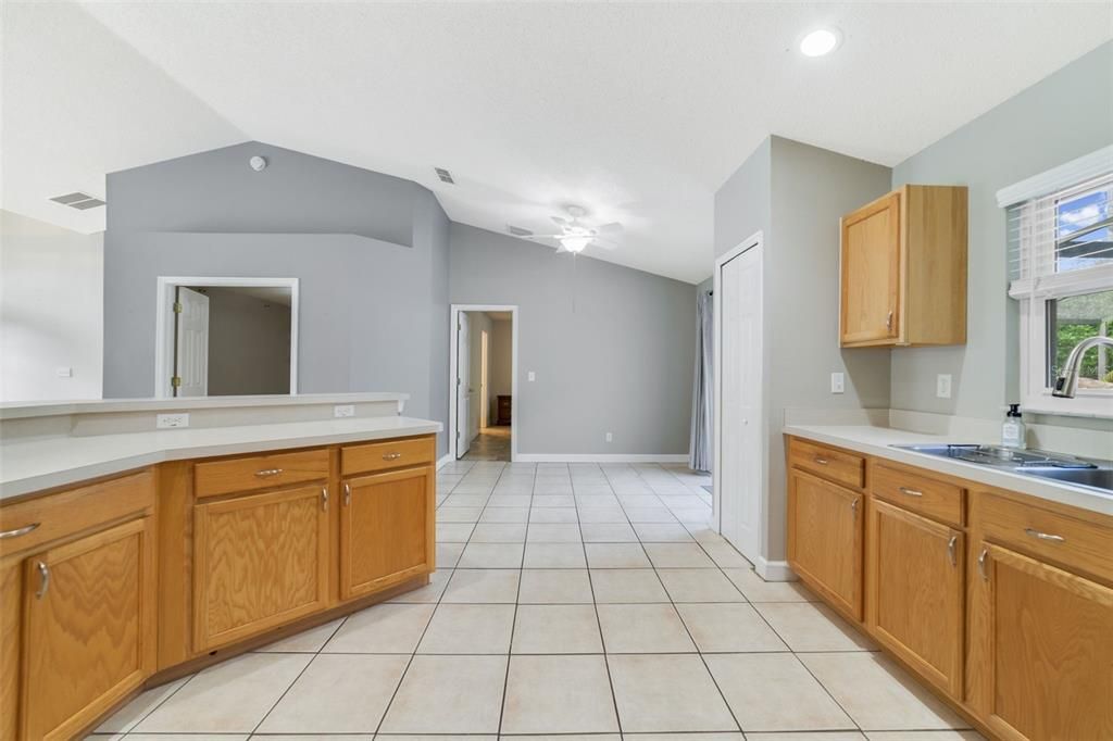 На продажу: $400,000 (3 спален, 2 ванн, 1870 Квадратных фут)