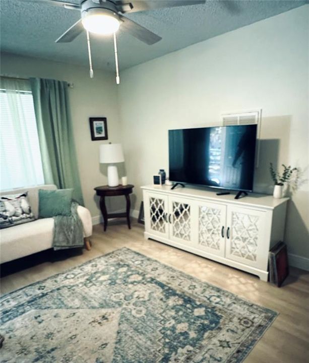 合同活跃: $535,000 (6 贝兹, 3 浴室, 2728 平方英尺)