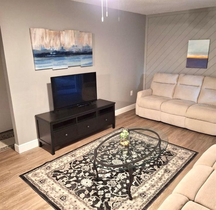 合同活跃: $535,000 (6 贝兹, 3 浴室, 2728 平方英尺)