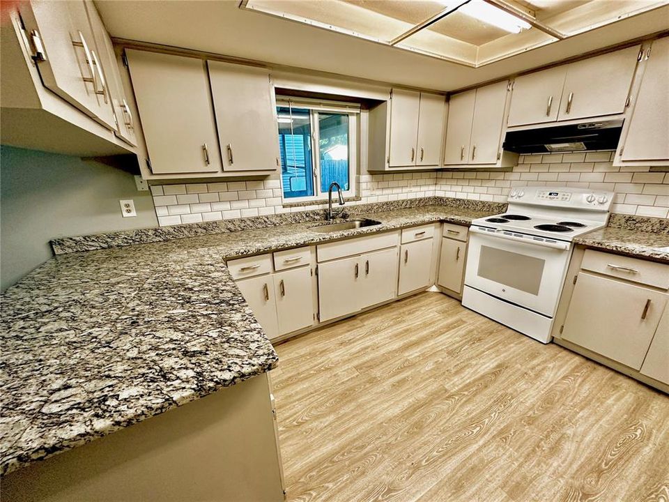 合同活跃: $535,000 (6 贝兹, 3 浴室, 2728 平方英尺)