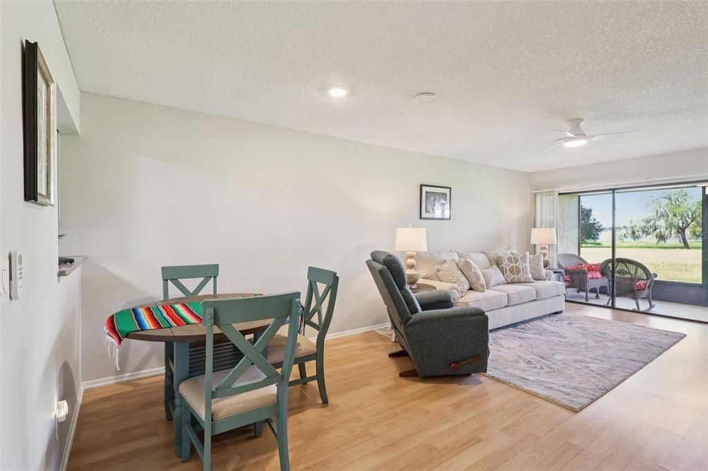 待售: $245,000 (2 贝兹, 2 浴室, 1012 平方英尺)