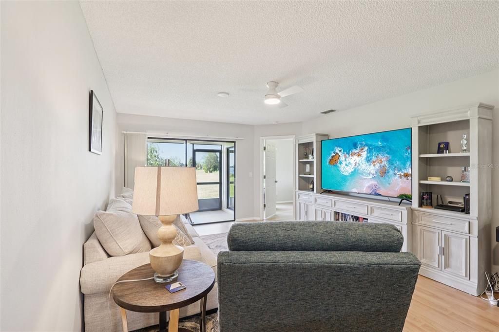 待售: $245,000 (2 贝兹, 2 浴室, 1012 平方英尺)