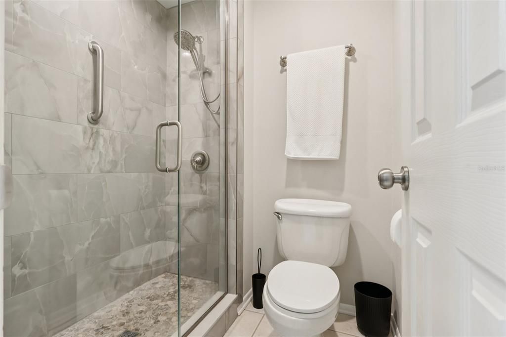 待售: $245,000 (2 贝兹, 2 浴室, 1012 平方英尺)