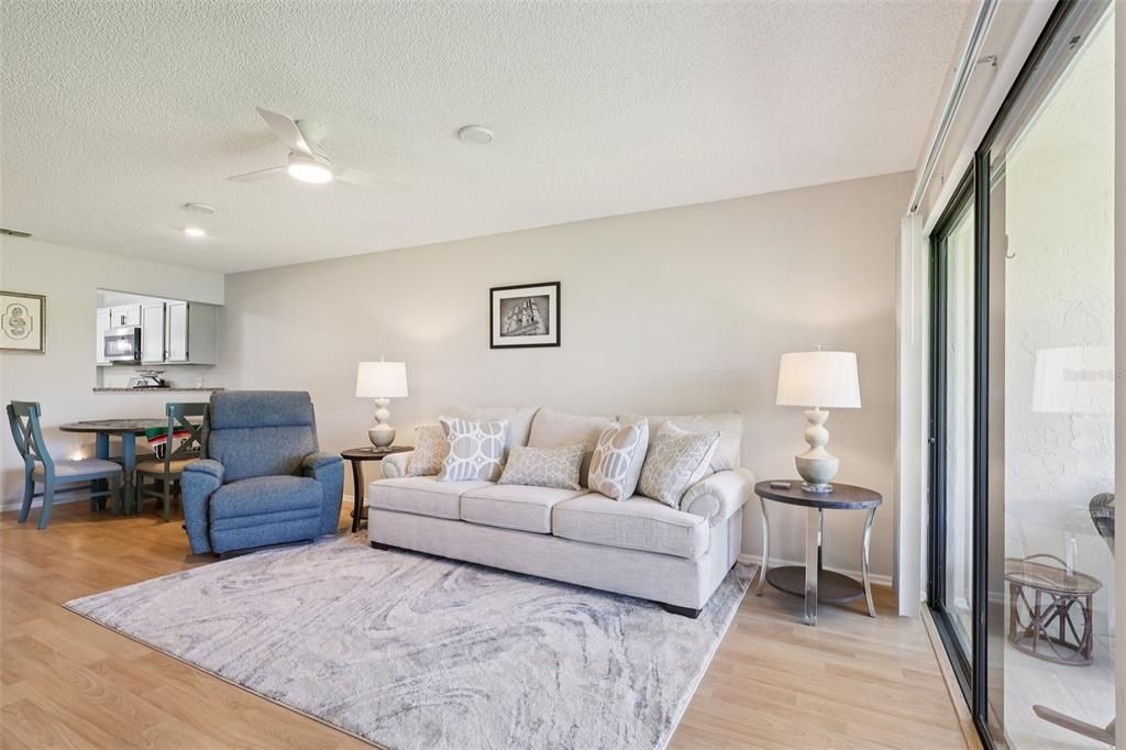 待售: $245,000 (2 贝兹, 2 浴室, 1012 平方英尺)