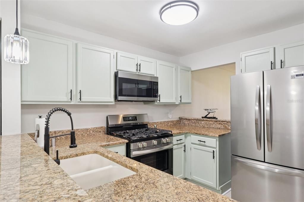 待售: $245,000 (2 贝兹, 2 浴室, 1012 平方英尺)