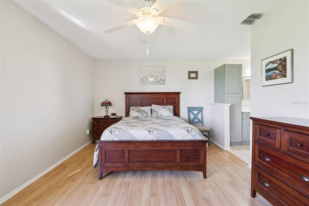 待售: $245,000 (2 贝兹, 2 浴室, 1012 平方英尺)