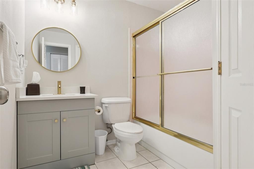 待售: $245,000 (2 贝兹, 2 浴室, 1012 平方英尺)