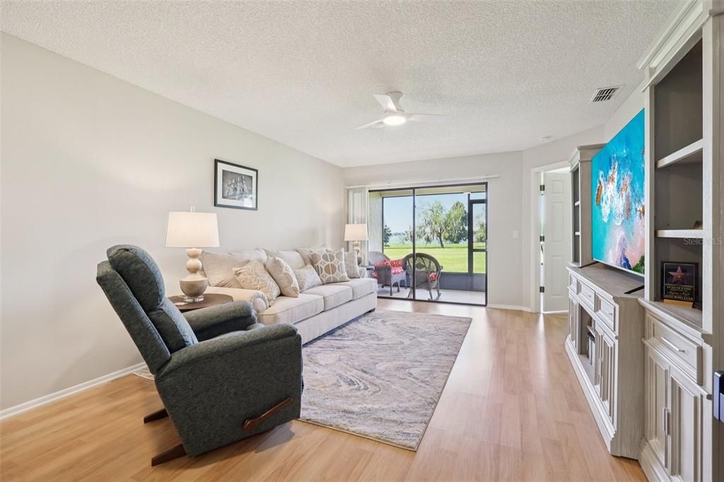 待售: $245,000 (2 贝兹, 2 浴室, 1012 平方英尺)