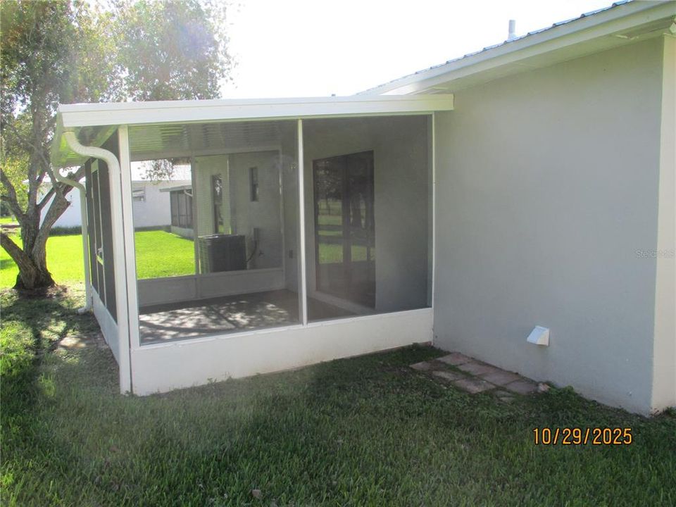 For Sale: $229,000 (2 beds, 1 baths, 800 Square Feet)