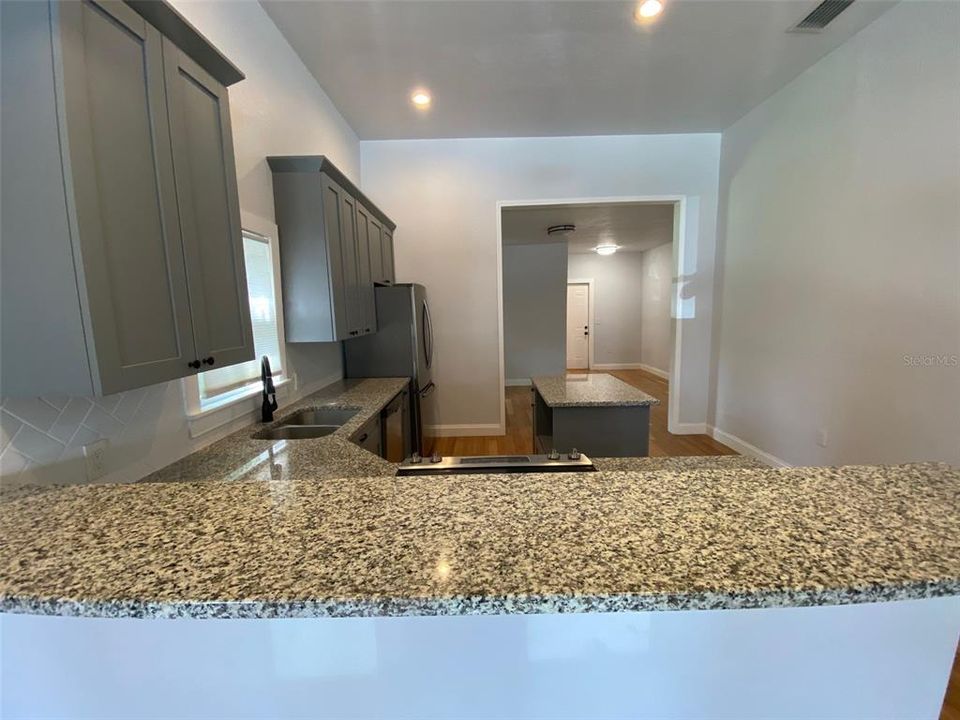 出租: $2,000 (2 贝兹, 2 浴室, 1181 平方英尺)