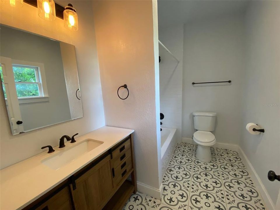 出租: $2,000 (2 贝兹, 2 浴室, 1181 平方英尺)