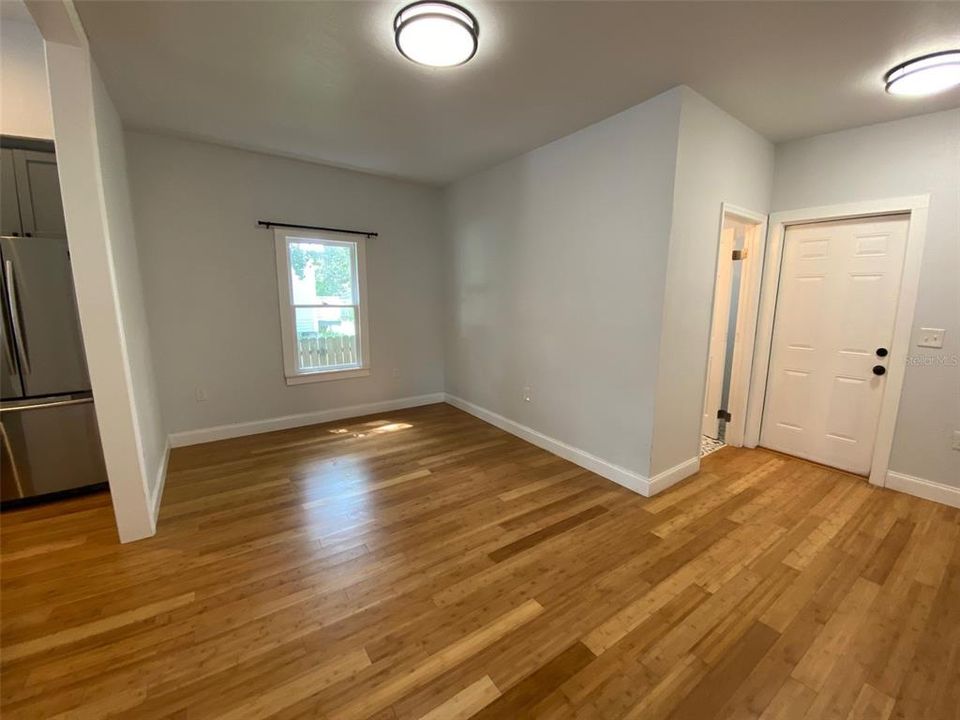 出租: $2,000 (2 贝兹, 2 浴室, 1181 平方英尺)