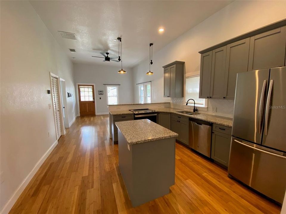 出租: $2,000 (2 贝兹, 2 浴室, 1181 平方英尺)