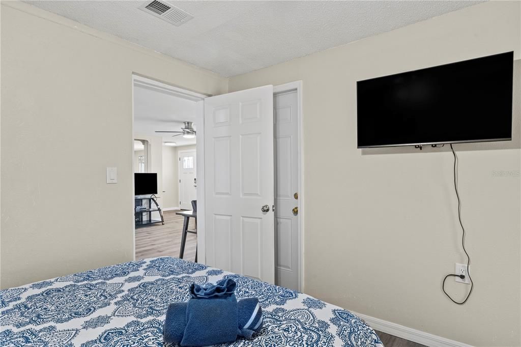 For Sale: $349,000 (3 beds, 2 baths, 1400 Square Feet)