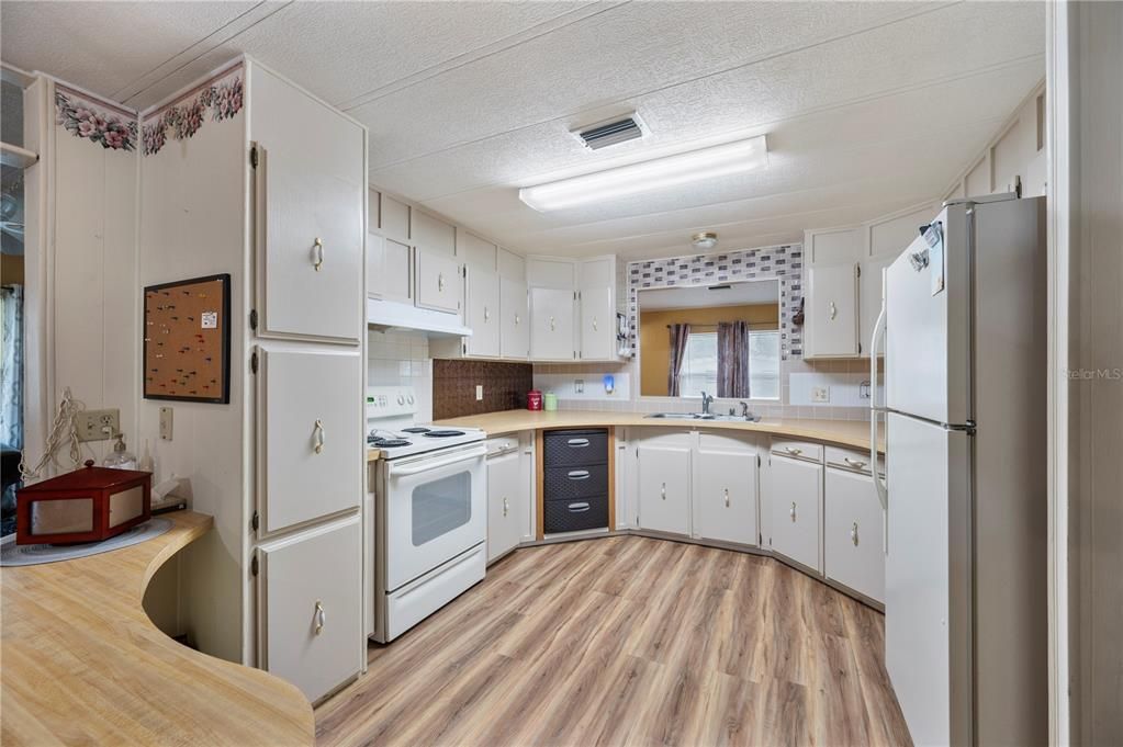 For Sale: $182,900 (2 beds, 2 baths, 1296 Square Feet)